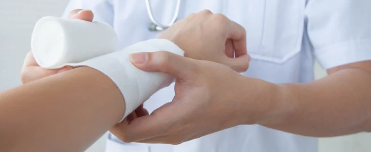 Doctor wrapping up burn injury